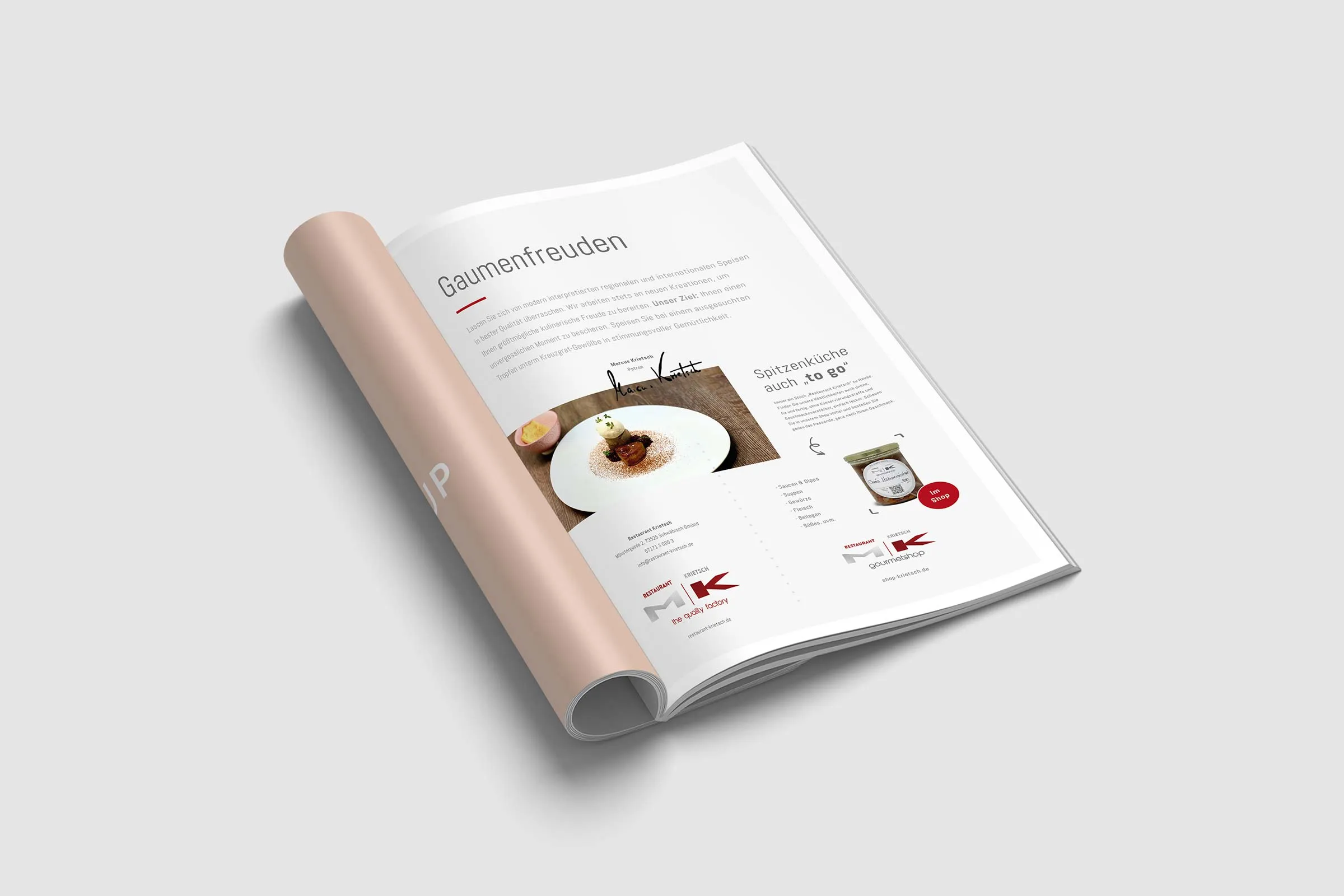Aufgeschlagene Magazin-Doppelseite mit Gericht und Restaurant-Logo