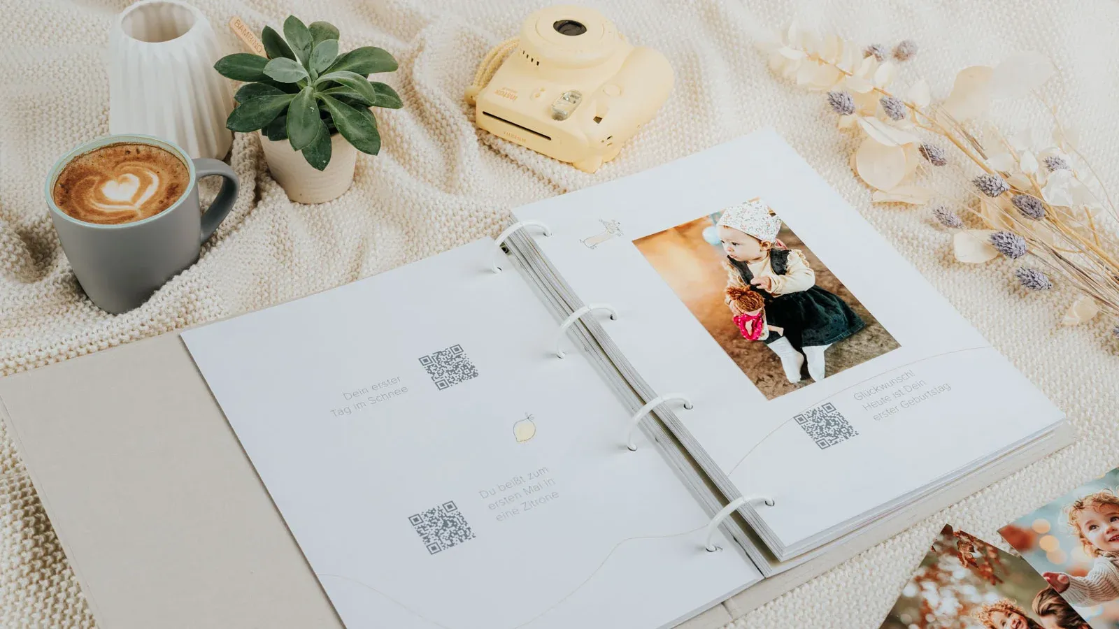 Buchseite mit Fotos und handschriftlichen Notizen