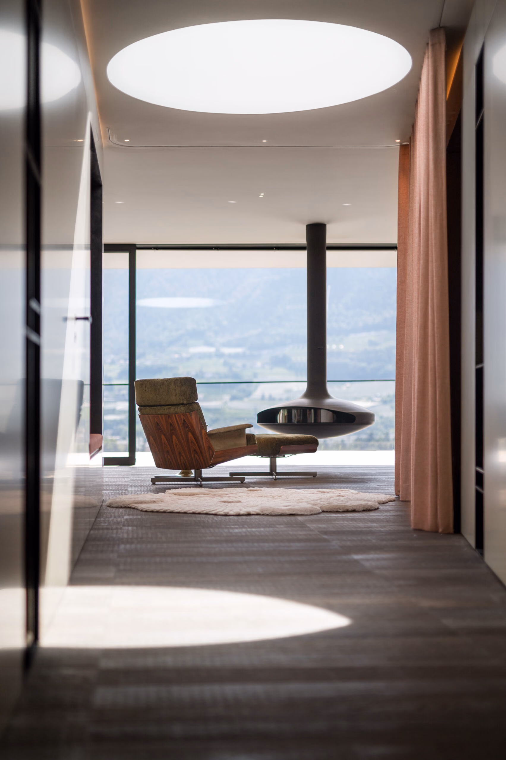 Flur im Loft CT von SEEBALD. mit runder Deckenleuchte und Blick auf die Berge