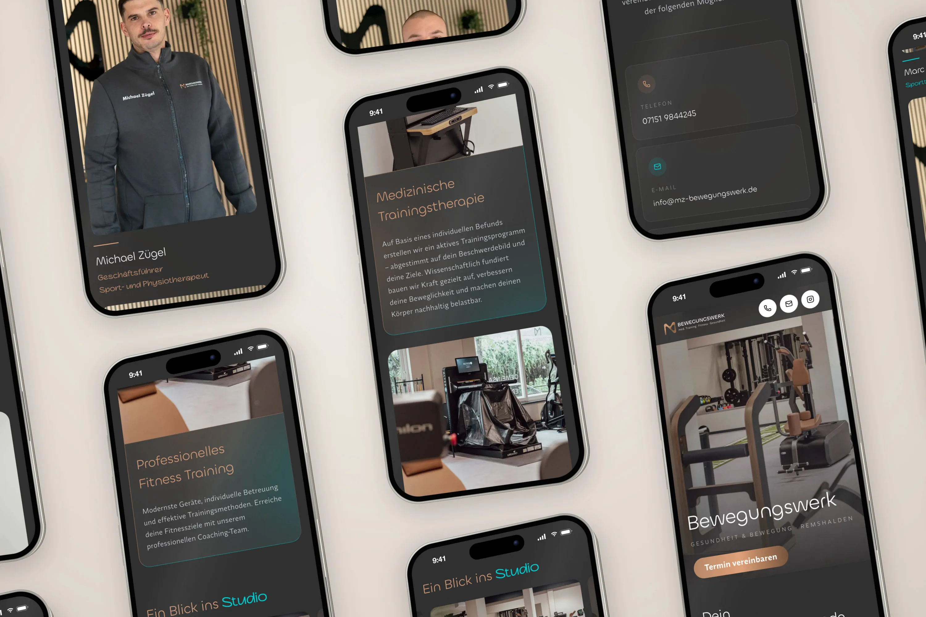 Schräg gestellte Handys mit Ausschnitten der Website des Bewegungswerks, von medizinischer Trainingstherapie und Fitnesstraining über das Team bis zum Kontakt