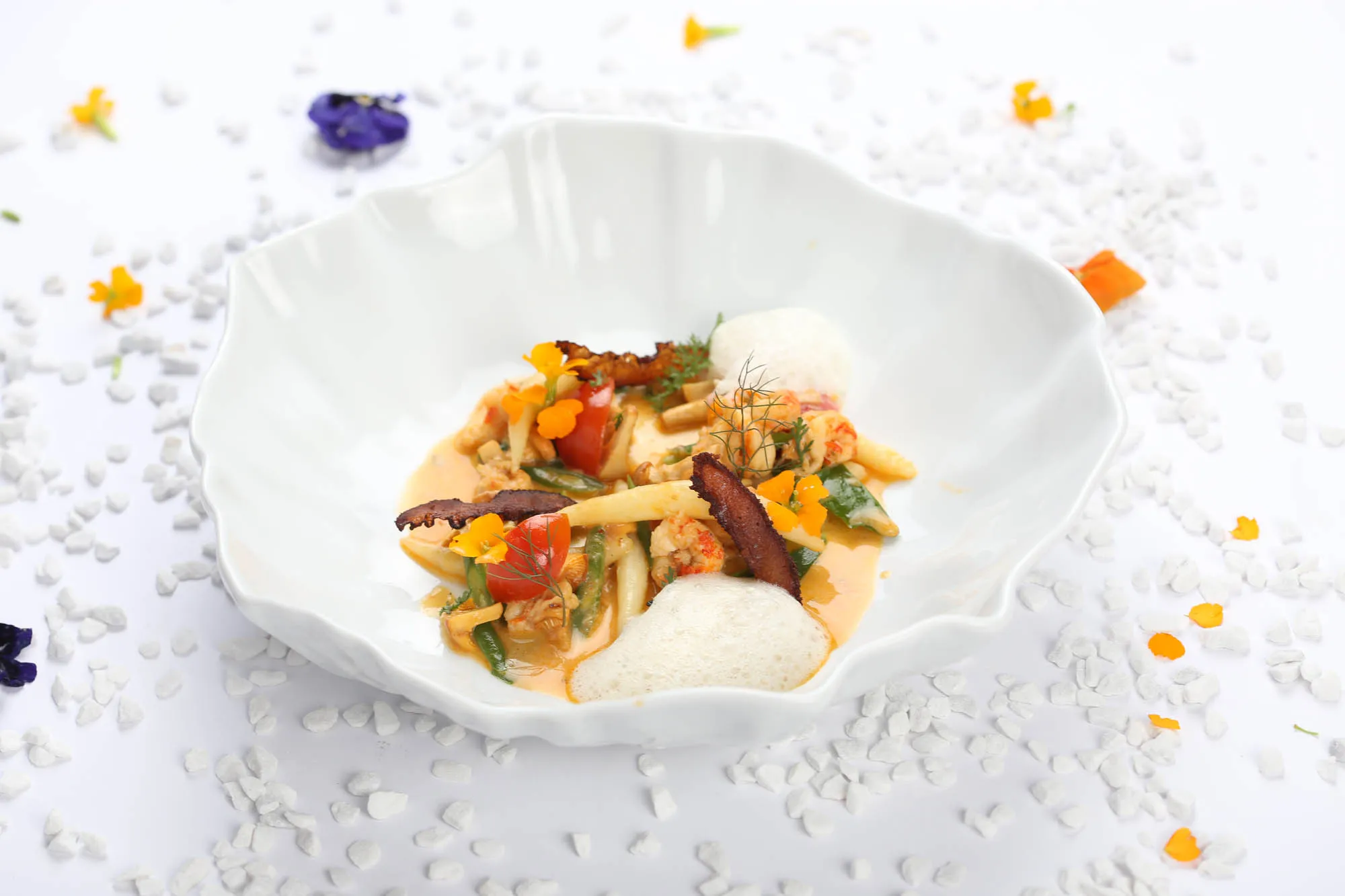Fine-Dining-Teller von Restaurant Krietsch – Gericht mit Flusskrebsen und Essblüten
