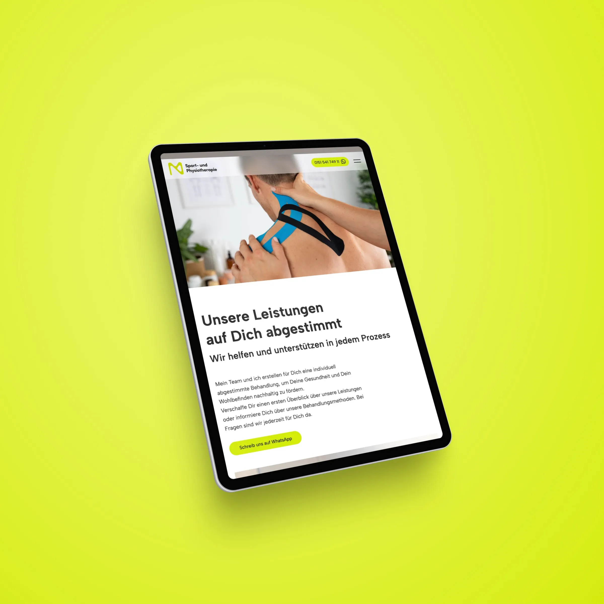 Tablet mit der Leistungsseite von MZ Sport- und Physiotherapie, Foto einer Behandlung mit Kinesio-Tape am Nacken und der Überschrift Unsere Leistungen auf Dich abgestimmt