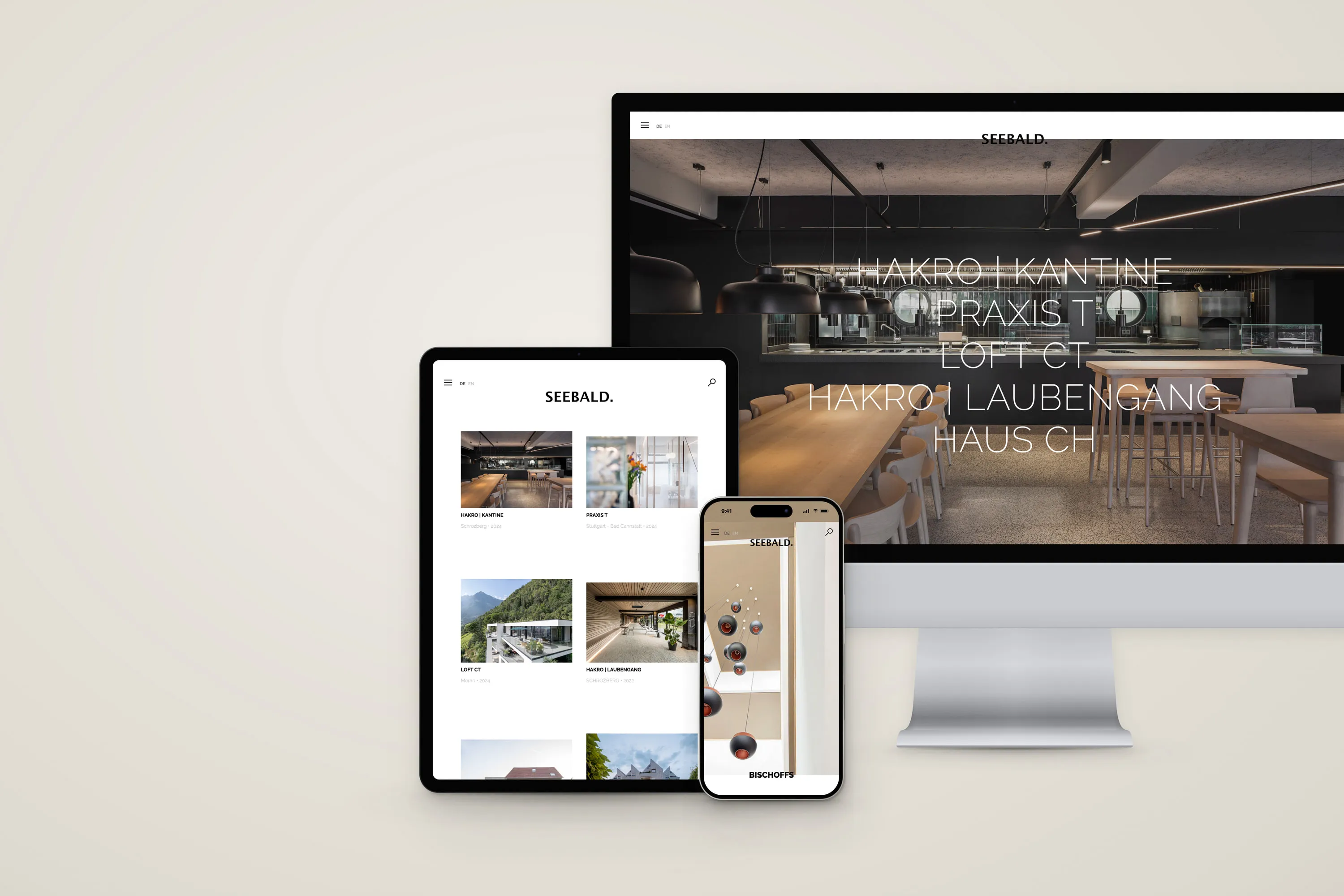 Website von SEEBALD. auf Bildschirm, Tablet und Handy, Startseite mit der Kantine Hakro und der Projektliste, auf dem Handy das Hotel Bischoffs mit Kugelleuchten im Treppenhaus