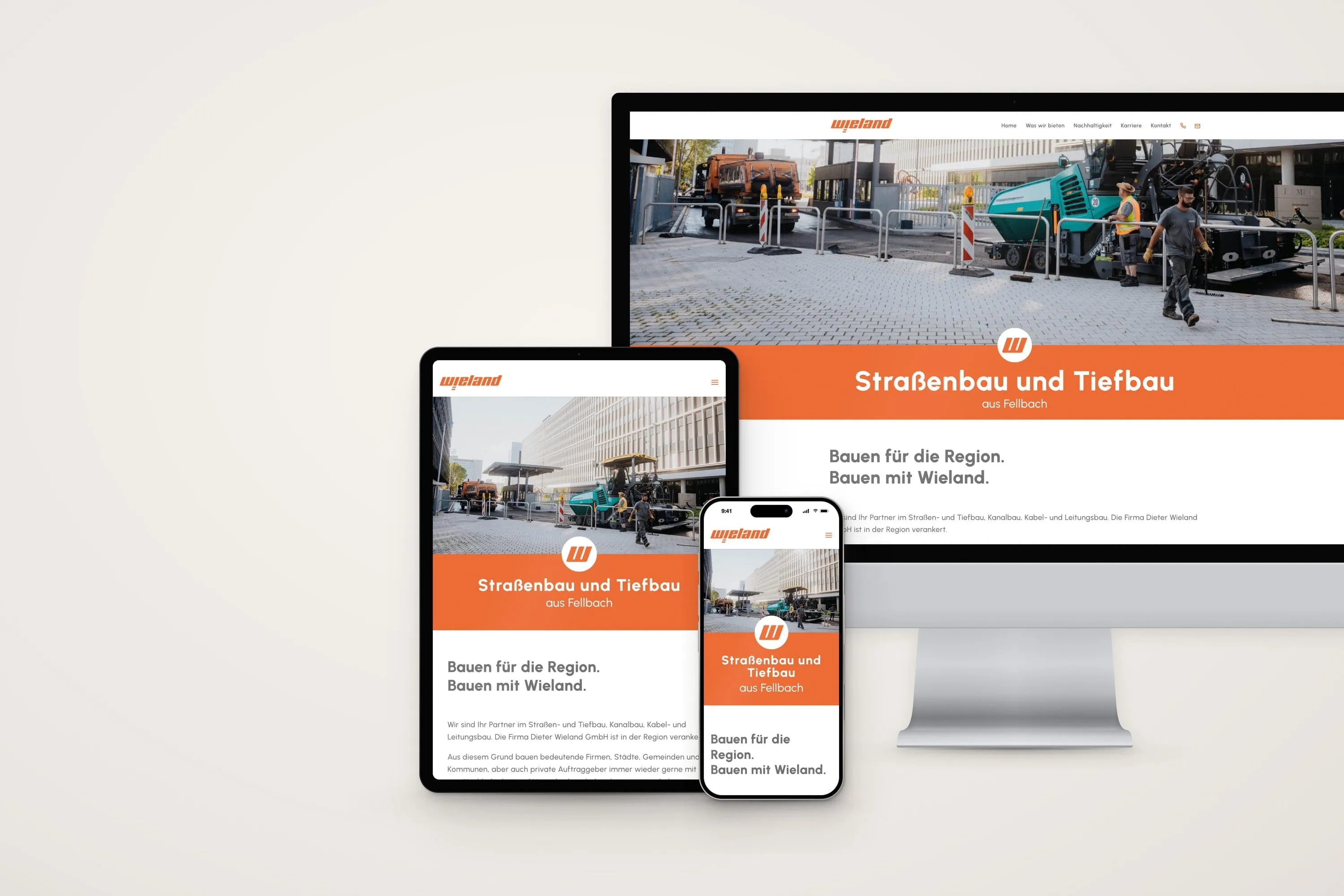 Website von Wieland Straßenbau auf Bildschirm, Tablet und Handy, Startseite mit Asphaltfertiger vor einer Bürofassade und dem Titel Straßenbau und Tiefbau aus Fellbach